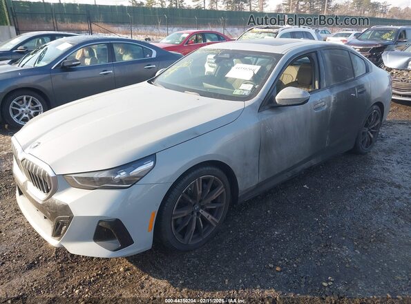 WBA53FJ09SCU17582 2025 BMW 5 SERIES Gray Vista tres cuartos delantera izquierda