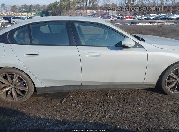 WBA53FJ09SCU17582 2025 BMW 5 SERIES Gray Vista interior trasera