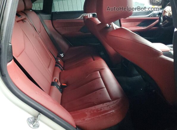 WBA63AV08NFM01555 2022 BMW 4 SERIES White Widok tylnych siedzeń