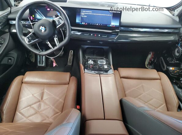 WBA63FJ00RCR70183 2024 BMW 5 SERIES Gray Առջևի վահանակի տեսք