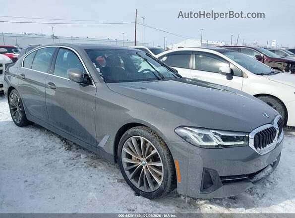 WBA73BJ03NWX39655 2022 BMW 5 SERIES Gray Front view