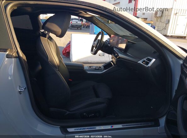 WBA73DA05SCT33997 2025 BMW M4 Gray Widok wnętrza z przodu