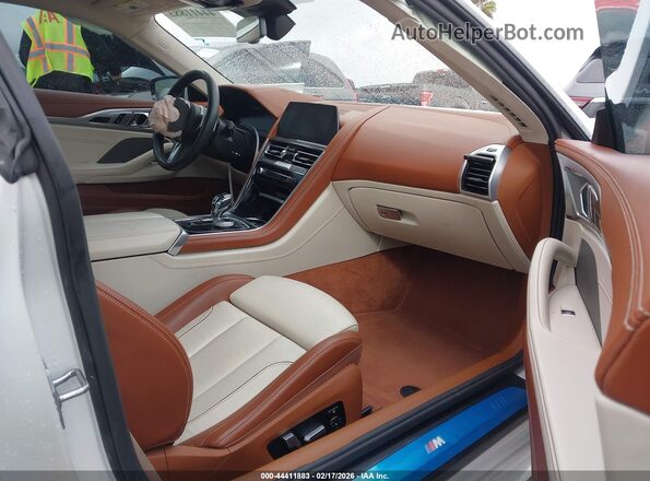 WBAAE2C05NCH79236 2022 BMW 8 SERIES White Widok wnętrza z przodu
