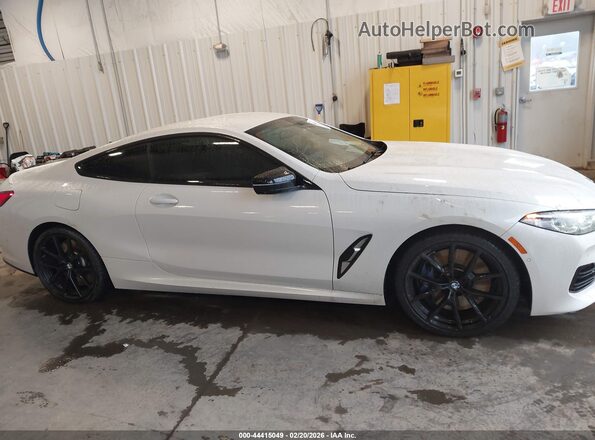 WBABC4C08RCP08444 2024 BMW M8 White Widok wnętrza z tyłu