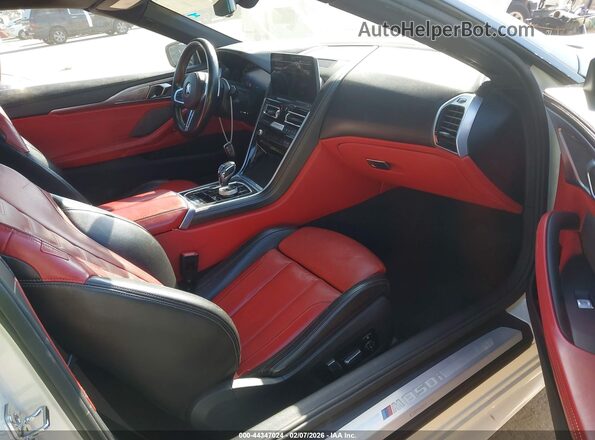 WBAFY4C06PCM58010 2023 BMW M8 White Widok wnętrza z przodu