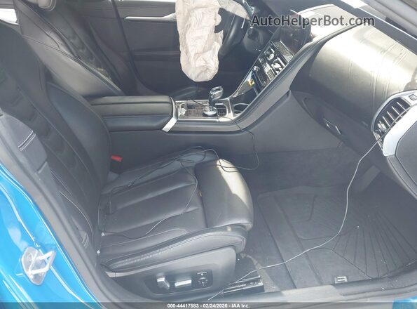 WBAGV4C06MCG26093 2021 BMW 8 SERIES Синий Вид салона спереди