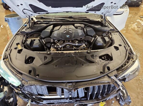 WBAGV8C02MCG14191 2021 BMW M8 White Սալոնի հետևի տեսք