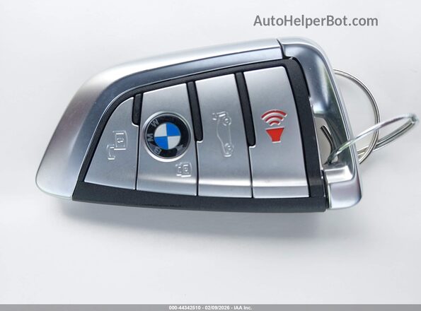 WBAGV8C05SCS58040 2025 BMW M8 Gray წინა პანელის ხედი
