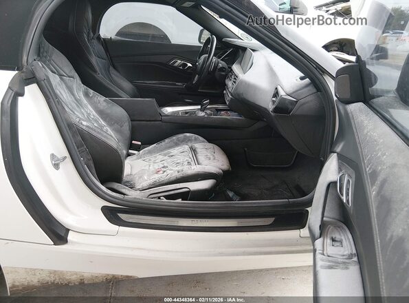 WBAHF3C51KWW44002 2019 BMW Z4 White Вид салону спереду