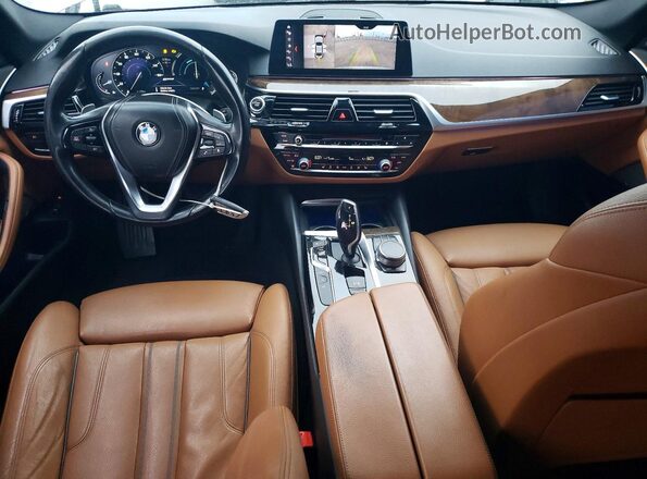 WBAJA9C51JB033458 2018 BMW 5 SERIES Silver Widok deski rozdzielczej