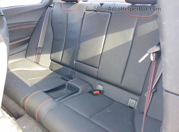 WBS2U7C59K7D30044 2019 BMW M2 Red Vista de los asientos traseros