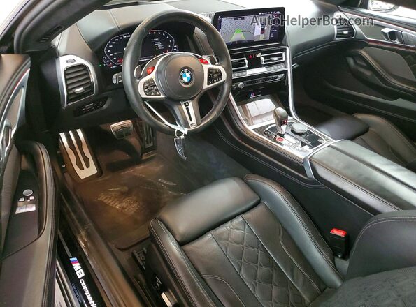 WBSAE0C02PCL26790 2023 BMW M8 Black Առջևի վահանակի տեսք