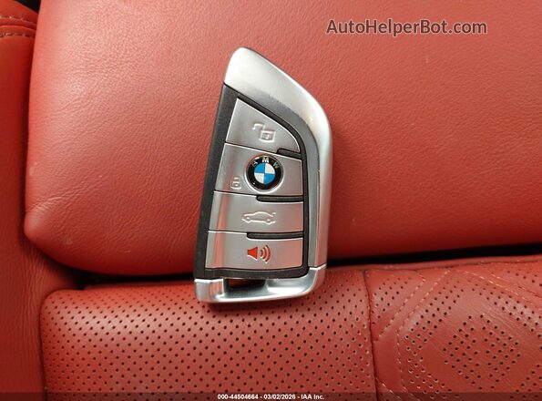 WBSGV0C06SCU79322 2025 BMW M8 Gray Vista del salpicadero