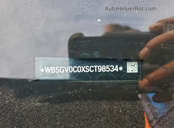 WBSGV0C0XSCT98534 2025 BMW M8 Black Vista del compartimento del motor