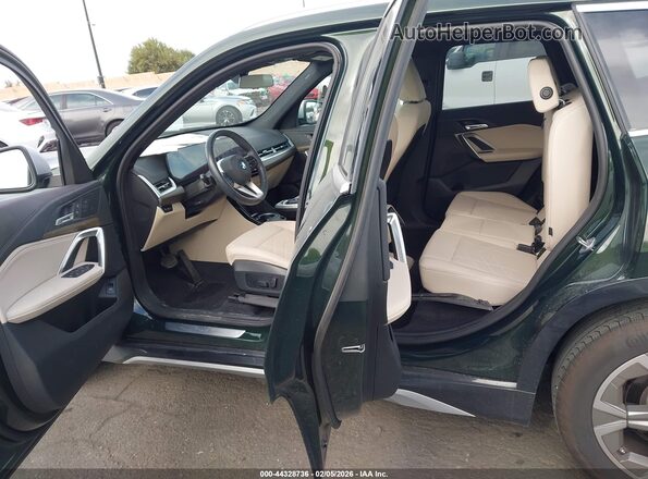 WBX73EF00P5X09537 2023 BMW X1 Green Widok naklejki z numerem VIN