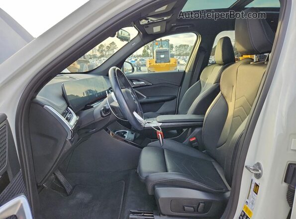 WBX73EF03P5V88180 2023 BMW X1 Белый Вид салона спереди