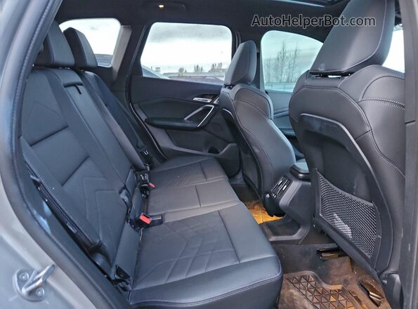 WBX73EF06P5X90771 2023 BMW X1 Silver Vista interior trasera