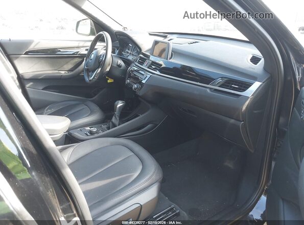WBXHT3C34H5F83145 2017 BMW X1 Черный Вид салона спереди