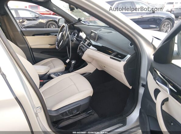 WBXHT3C34J5L34105 2018 BMW X1 Silver წინა სალონის ხედი