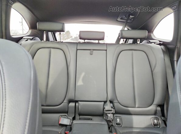 WBXHT3C55K5L90024 2019 BMW X1 White Widok tylnych siedzeń