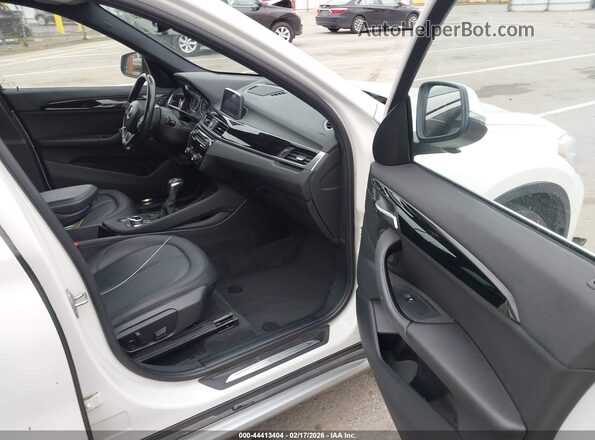WBXHT3Z30J4A66475 2018 BMW X1 White წინა სალონის ხედი