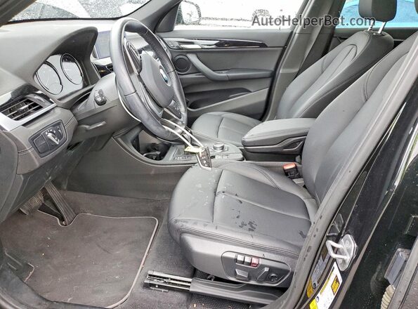 WBXJG7C02N5V40645 2022 BMW X1 Black წინა სალონის ხედი