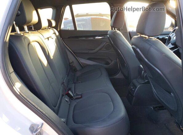 WBXJG7C03N5V19092 2022 BMW X1 White Սալոնի հետևի տեսք