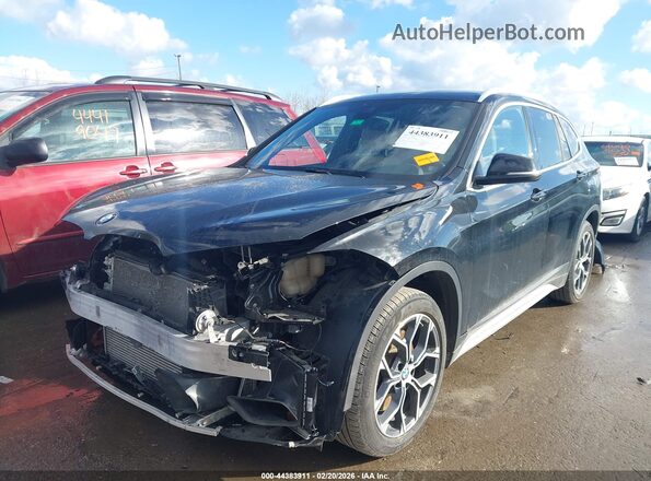 WBXJG7C06M5T57439 2021 BMW X1 Black Առջևի ձախ երեք քառորդ տեսարան