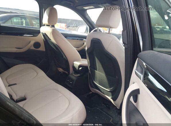 WBXJG7C06M5T57439 2021 BMW X1 Black VIN կոդի պիտակի տեսք