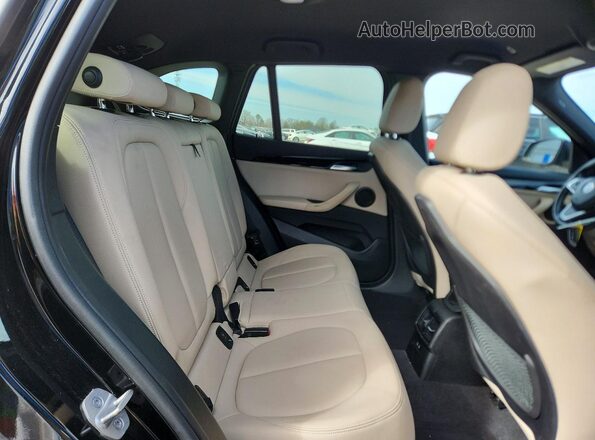 WBXJG7C08M5T51187 2021 BMW X1 Black Vista interior trasera
