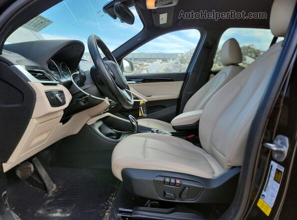 WBXJG7C08M5T51187 2021 BMW X1 Black Vista interior delantera