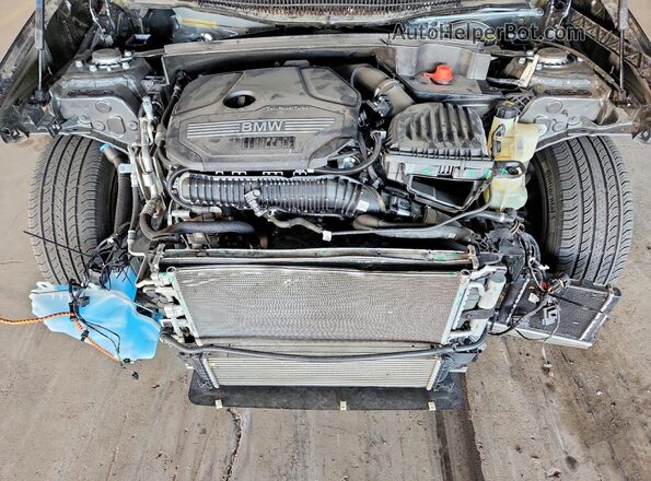 WBXJG9C02N5U81995 2022 BMW X1 Charcoal Vista del compartimento del motor