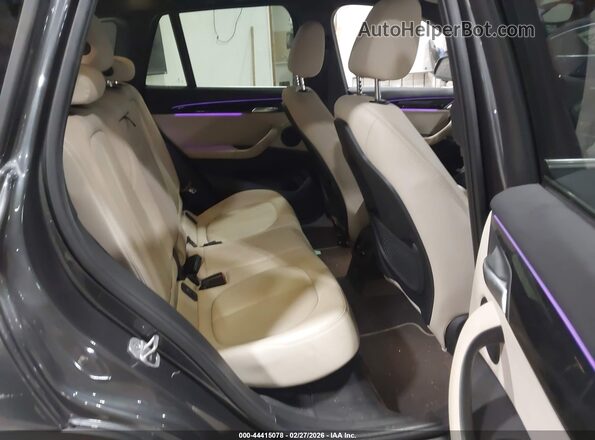 WBXJG9C07N5U58616 2022 BMW X1 Gray VIN კოდის სტიკერის ხედი