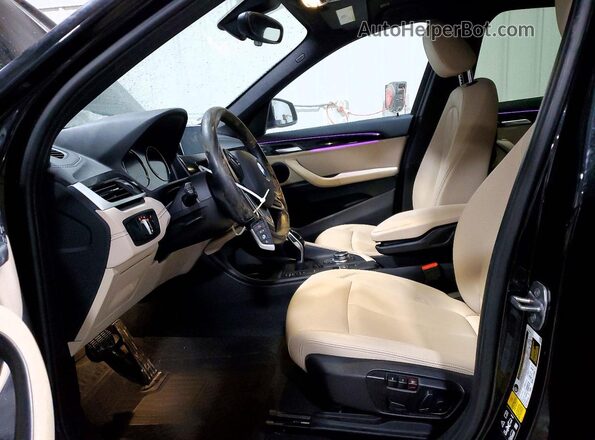 WBXJG9C07N5V41771 2022 BMW X1 Black Front interior view