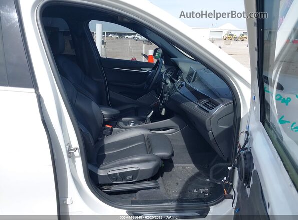 WBXJG9C08L5R72214 2020 BMW X1 White Вид салону спереду