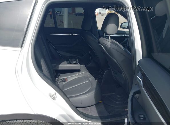 WBXJG9C08L5R72214 2020 BMW X1 White Вид наклейки з VIN-кодом