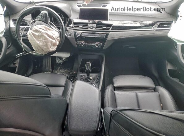 WBXYJ1C03M5S09665 2021 BMW X2 White Առջևի վահանակի տեսք