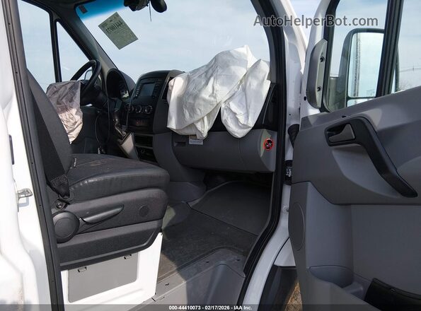WDAPF1CD5HP546901 2017 MERCEDES-BENZ SPRINTER White წინა სალონის ხედი