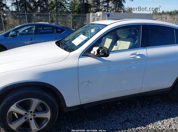 WDC0J4KB4HF189970 2017 MERCEDES-BENZ GLC 300 COUPE White Widok z przodu