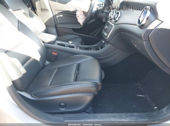 WDCTG4EB4JJ431487 2018 MERCEDES-BENZ GLA 250 Серебряный Вид салона спереди