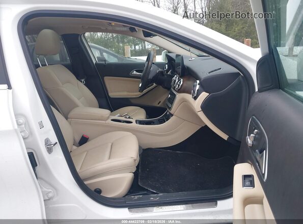 WDCTG4GB5LJ658865 2020 MERCEDES-BENZ GLA 250 White Widok wnętrza z przodu