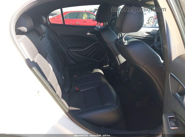 WDCTG4GBXHJ332020 2017 MERCEDES-BENZ GLA 250 White Vista de la etiqueta del VIN