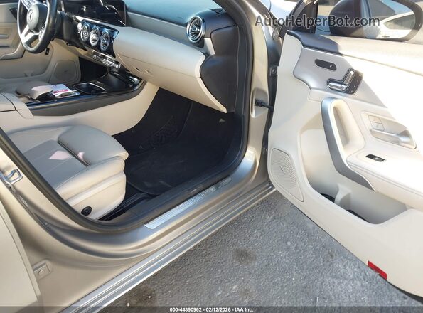 WDD3G4EBXLW038045 2020 MERCEDES-BENZ A 220 Gray Widok wnętrza z przodu