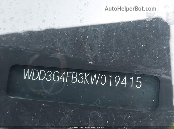 WDD3G4FB3KW019415 2019 MERCEDES-BENZ A 220 Red Vista del compartimento del motor