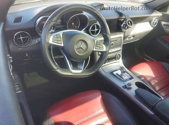 WDDPK3JA0HF135530 2017 MERCEDES-BENZ SLC Белый Вид панели приборов