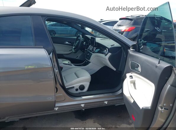 WDDSJ4EBXGN365067 2016 MERCEDES-BENZ CLA 250 Gray Вид салону спереду