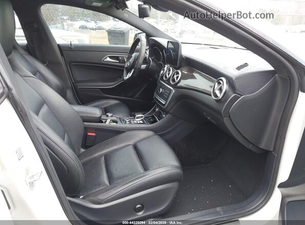 WDDSJ5CB6JN547820 2018 MERCEDES-BENZ AMG CLA 45 White Front interior view