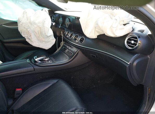 WDDZF4JB9KA502148 2019 MERCEDES-BENZ E-CLASS Серебряный Вид салона спереди