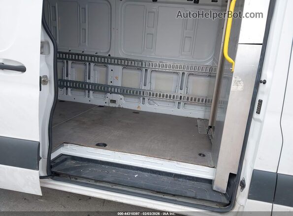 WDRPF1CD1KT006733 2019 FREIGHTLINER SPRINTER 2500 White VIN კოდის სტიკერის ხედი