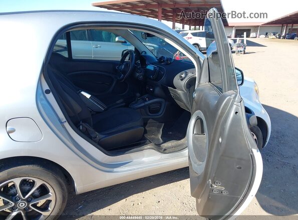 WMEFJ5DA8GK067999 2016 SMART FORTWO White Widok wnętrza z przodu